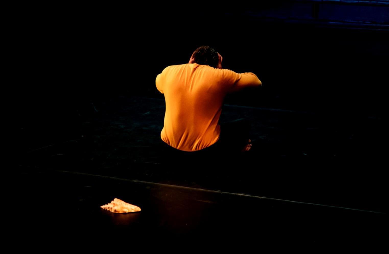 Atelier de formation théâtrale en cours avec étudiants pratiquant des techniques de jeu