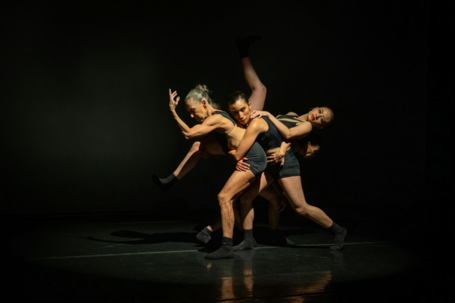 Groupe d'élèves en répétition dans un espace de travail professionnel